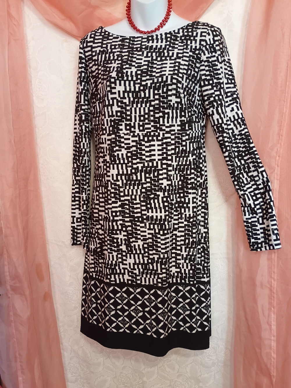 🛍️ BUNDLE ONLY🛍️Jones & Co. Black & White Long Sleeve Geo Shift Dress